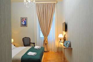 Отель Brickwall Tbilisi Тбилиси Улучшенный номер с кроватью размера «queen-size»-1