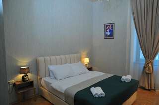 Отель Brickwall Tbilisi Тбилиси Улучшенный номер с кроватью размера «queen-size»-2