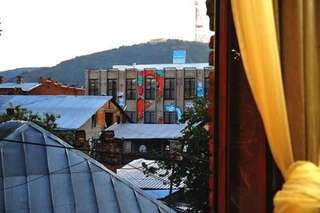 Отель Brickwall Tbilisi Тбилиси Двухместный номер с 2 отдельными кроватями и балконом-1