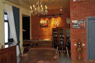 Отель Brickwall Tbilisi Тбилиси Стандартный номер с кроватью размера "queen-size"-1