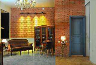 Отель Brickwall Tbilisi Тбилиси Стандартный номер с кроватью размера "queen-size"-3