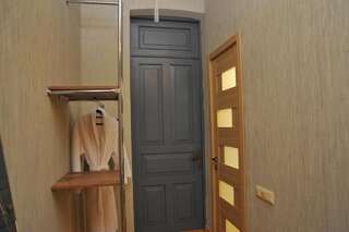 Отель Brickwall Tbilisi Тбилиси Улучшенный номер с кроватью размера «queen-size»-6