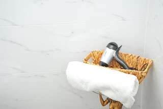 Отель Brickwall Tbilisi Тбилиси Двухместный номер с 2 отдельными кроватями и балконом-5