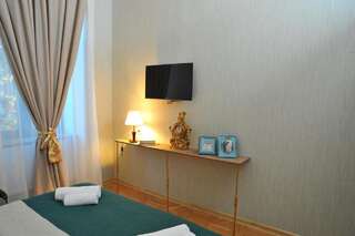 Отель Brickwall Tbilisi Тбилиси Улучшенный номер с кроватью размера «queen-size»-7