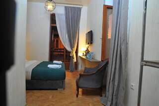 Отель Brickwall Tbilisi Тбилиси Двухместный номер с 2 отдельными кроватями и балконом-6