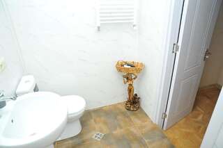 Отель Brickwall Tbilisi Тбилиси Двухместный номер с 2 отдельными кроватями и балконом-9