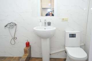 Отель Brickwall Tbilisi Тбилиси Двухместный номер с 2 отдельными кроватями и балконом-10