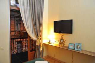 Отель Brickwall Tbilisi Тбилиси Двухместный номер с 2 отдельными кроватями и балконом-11